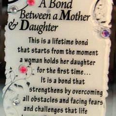 GLASS PLAQUE A BOND BETWEEN A MOTHER AND DAUGHTER
